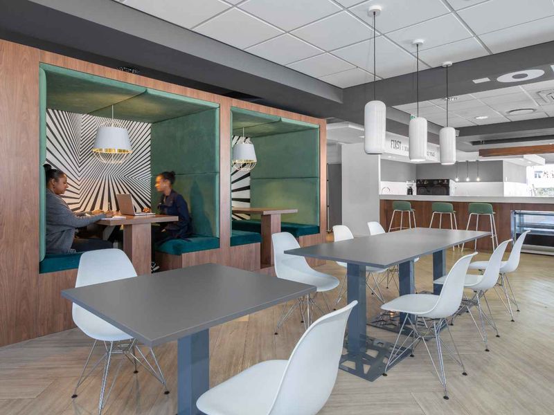 Book open plan office space for businesses of all sizes in Spaces Sunclare. - Photo 5