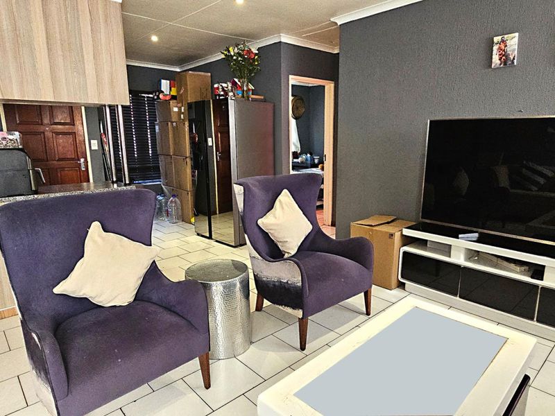 Spacious Three-Bedroom Unit Close to Everything in Radiokop - Photo 3