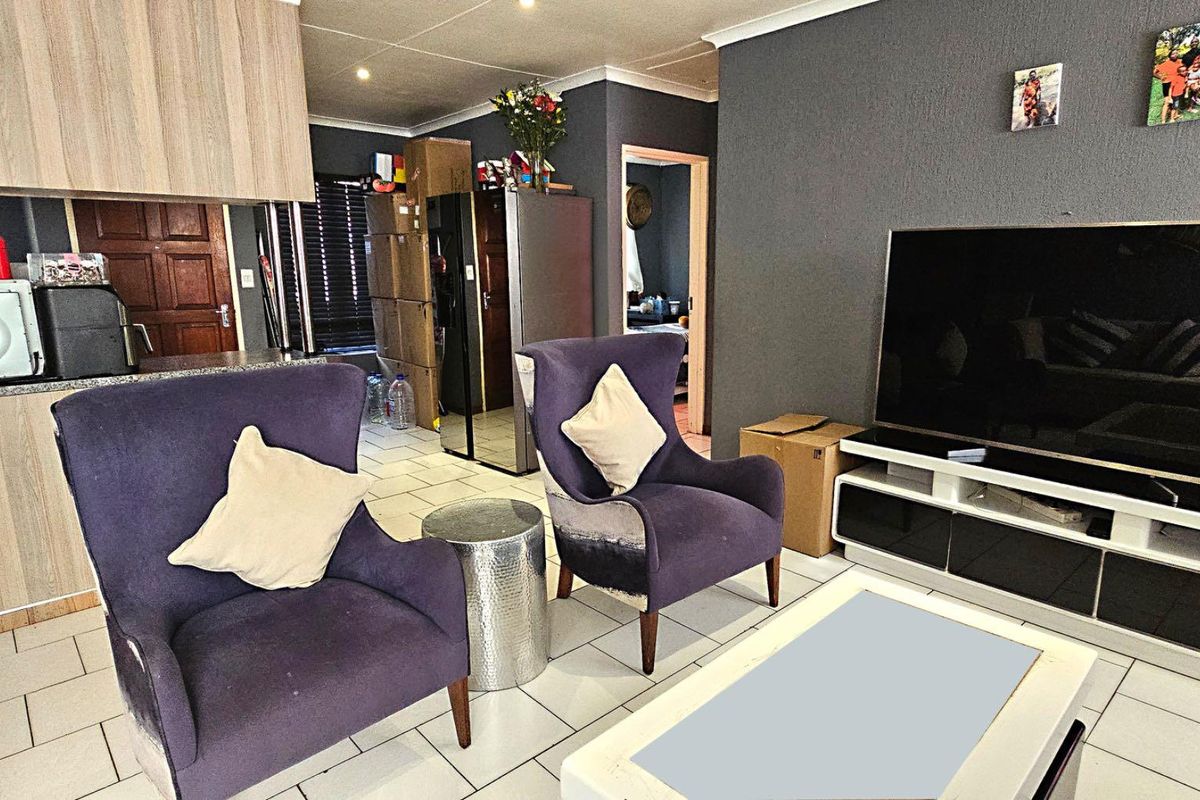 Spacious Three-Bedroom Unit Close to Everything in Radiokop - Photo 3