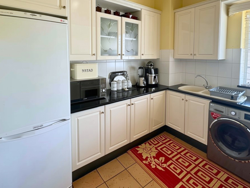 Prestigious Illovo Living – Spacious Apartment Just 1km from Rosebank - Photo 9