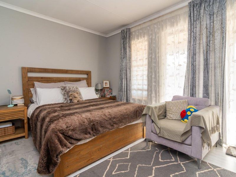 Secure, stylish and spacious duplex townhouse in Wilgeheuwel - Photo 3