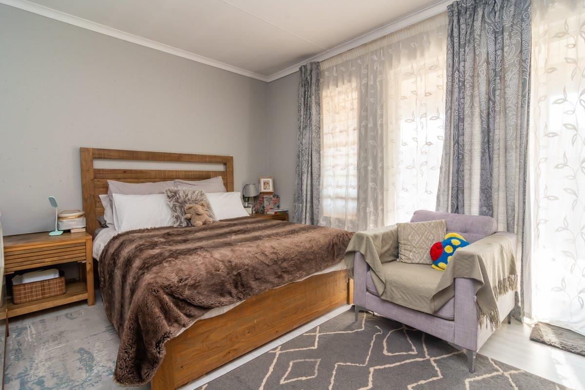 Secure, stylish and spacious duplex townhouse in Wilgeheuwel - Photo 3