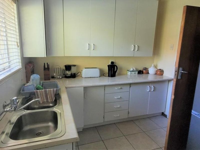 Brackendowns Elegant Family Home - Photo 8