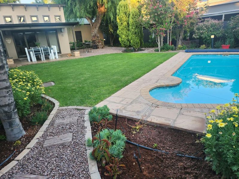 Elegant Architect-Designed Family Home in a Prestigious Neighbourhood - Photo 3