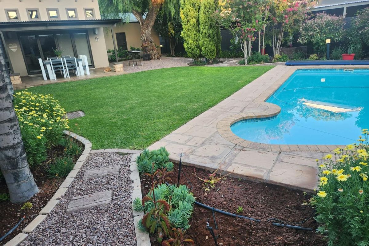 Elegant Architect-Designed Family Home in a Prestigious Neighbourhood - Photo 3