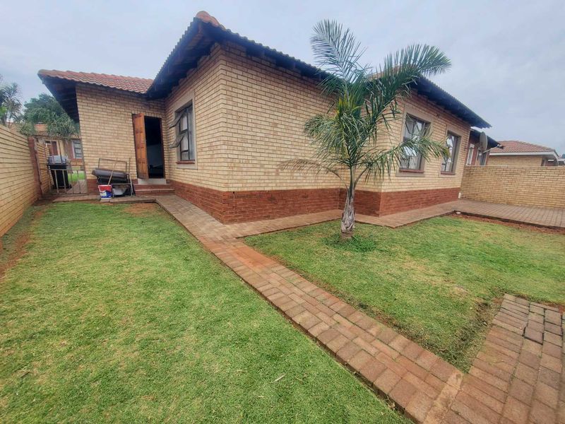 Luxury living in this modern 3-bedroom homes with double garages - Photo 6