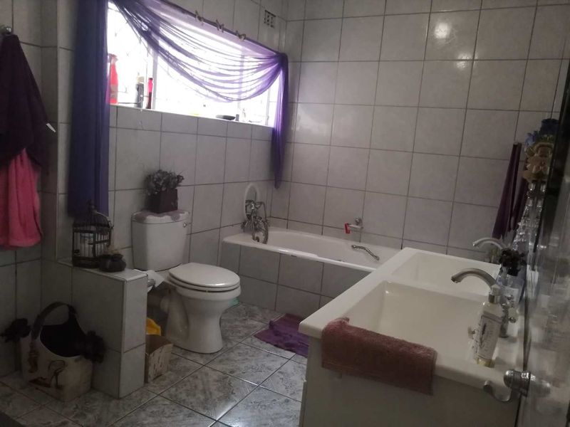 Spacious, well maintained home - Photo 6