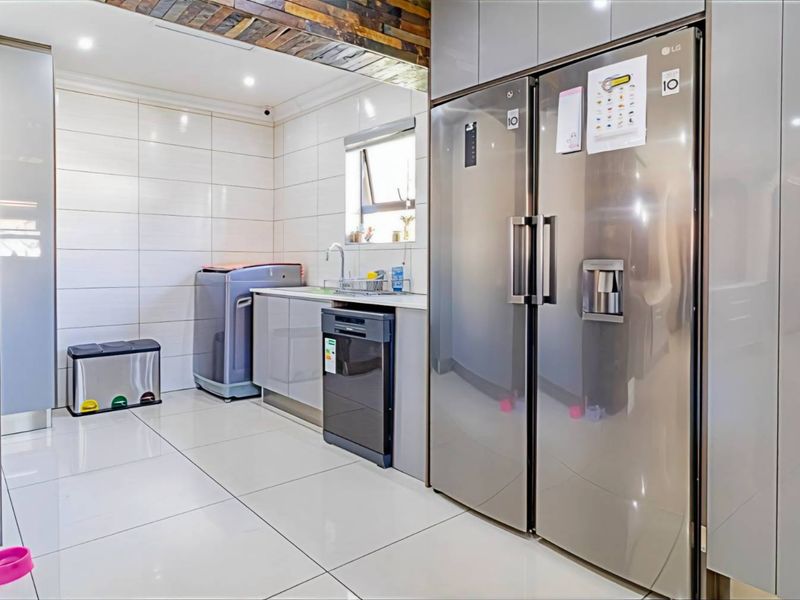 5 Bedroom House for Sale in Verwoerdpark - Photo 9