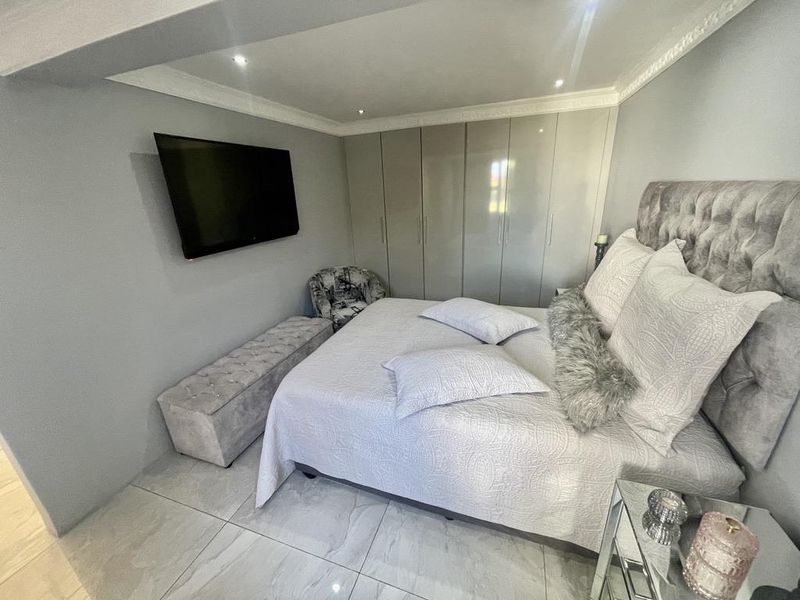 Hendra - Exclusive Family Home with Garden Cottage & Sea Views - Photo 2