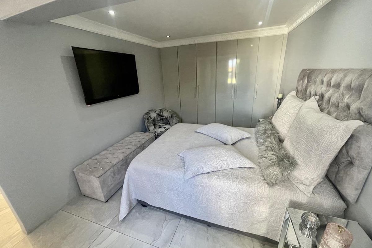 Hendra - Exclusive Family Home with Garden Cottage & Sea Views - Photo 2