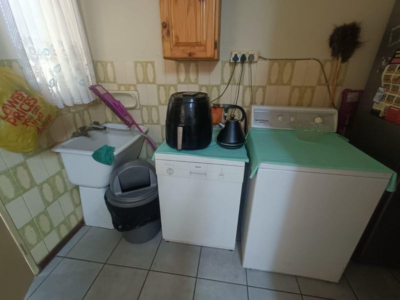 Spacious Family Home with Multiple Dwellings and Pool – Ideal Investment Opportunity - Photo 7