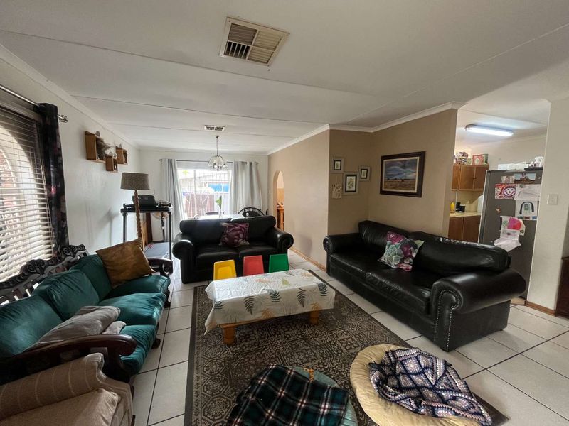 4-Bedroom Family Home in a Highly Sought-After Neighbourhood - Photo 2