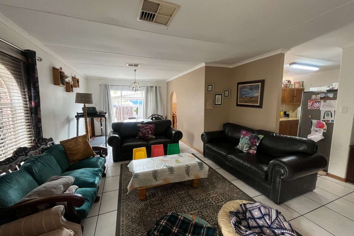 4-Bedroom Family Home in a Highly Sought-After Neighbourhood - Photo 2