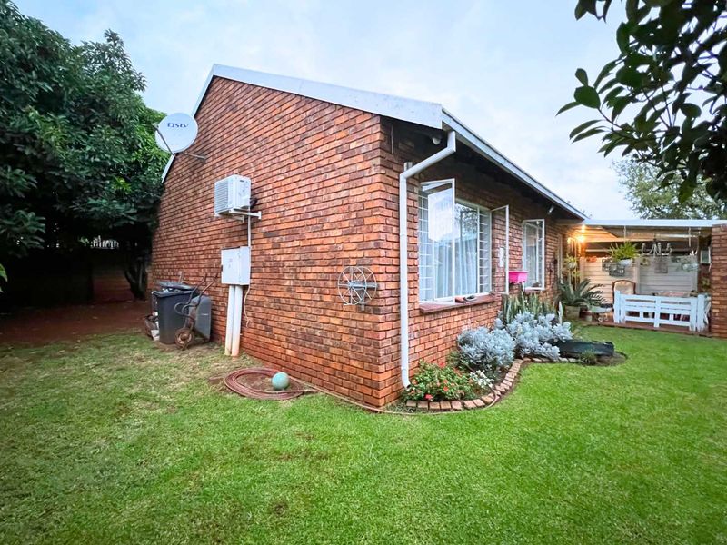 Modern 3-Bedroom Townhouse in the Heart of Doornpoort - Photo 4