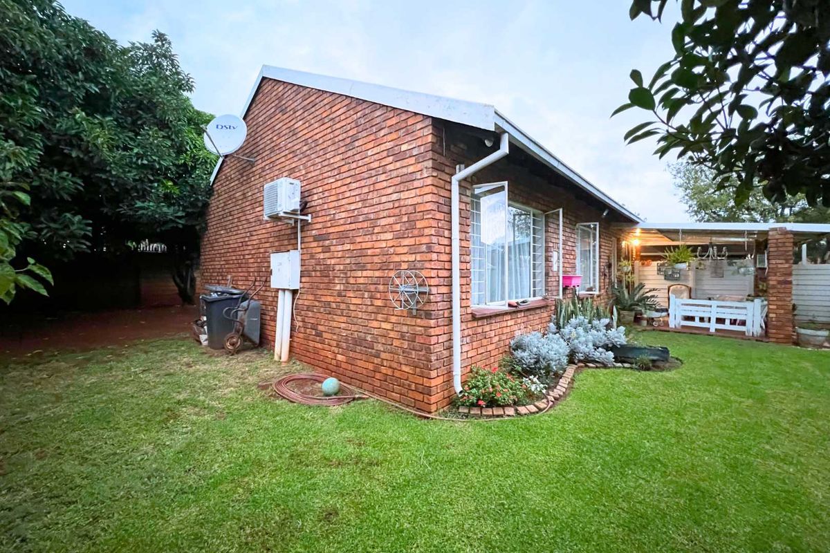 Modern 3-Bedroom Townhouse in the Heart of Doornpoort - Photo 4