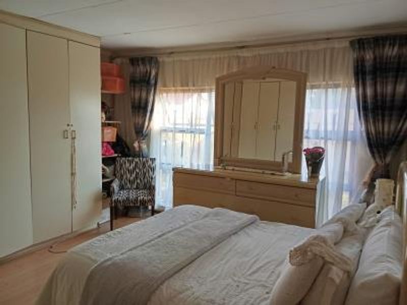 Large Home with 2 Cottages for Sale - Photo 8