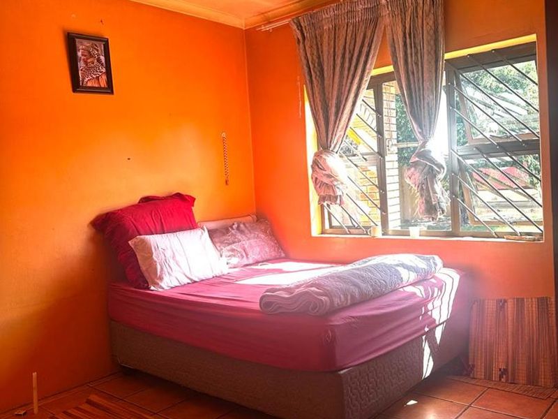 Spacious 3-Bedroom Family Home with Pool and Green Belt Views - Photo 4