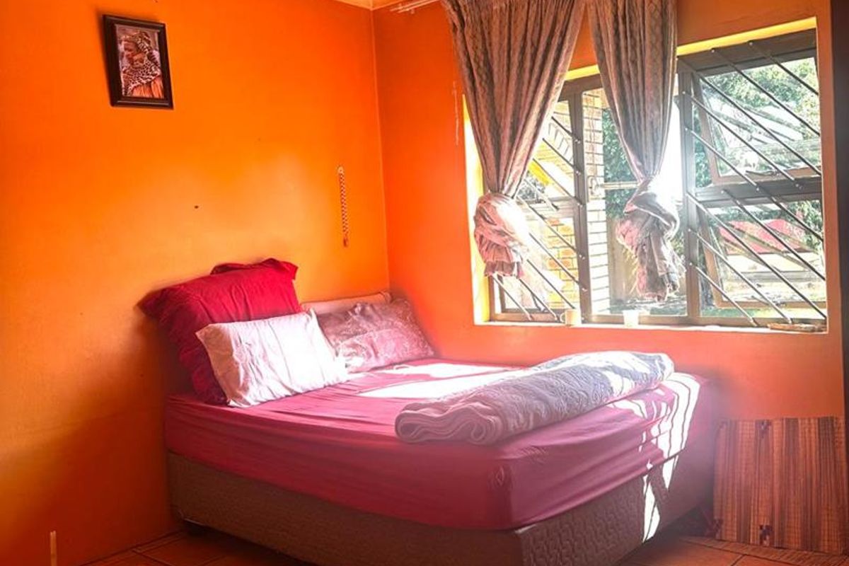 Spacious 3-Bedroom Family Home with Pool and Green Belt Views - Photo 4