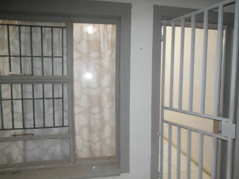 Bachelor Flat at James 230 - Photo 2