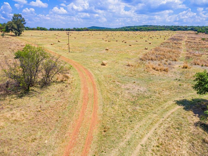 Exceptional 44-Hectare Agricultural , Multiple living, Farm for Sale – Hekpoort - Photo 2
