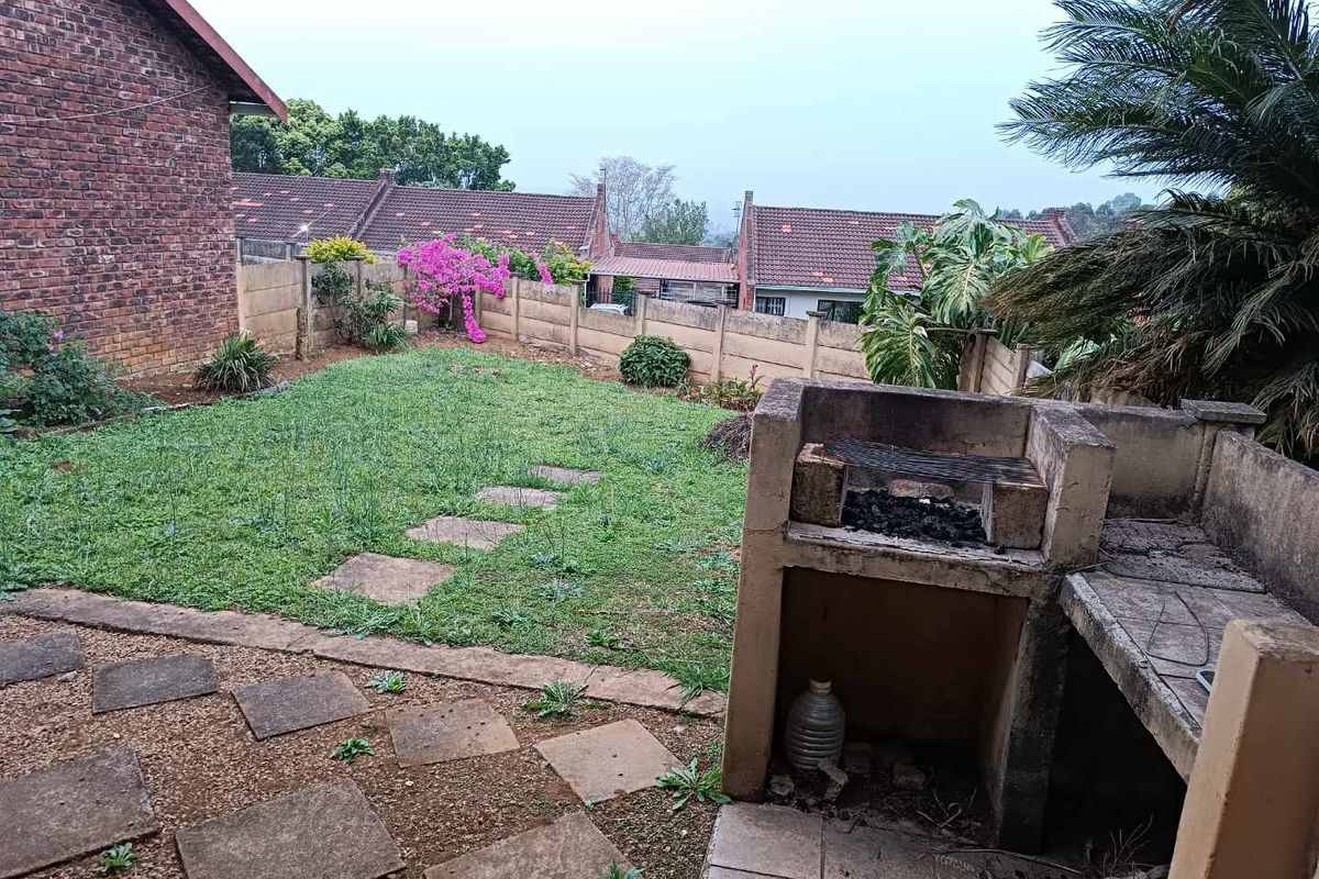 🌿 Secure 2-Bedroom Townhouse for Sale in Prestbury | Private Garden | Lock-Up-and-Go Living - Photo 5