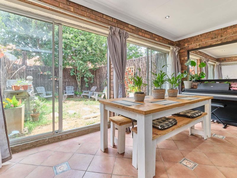 Charming Double-Story Face Brick Townhouse - Photo 5