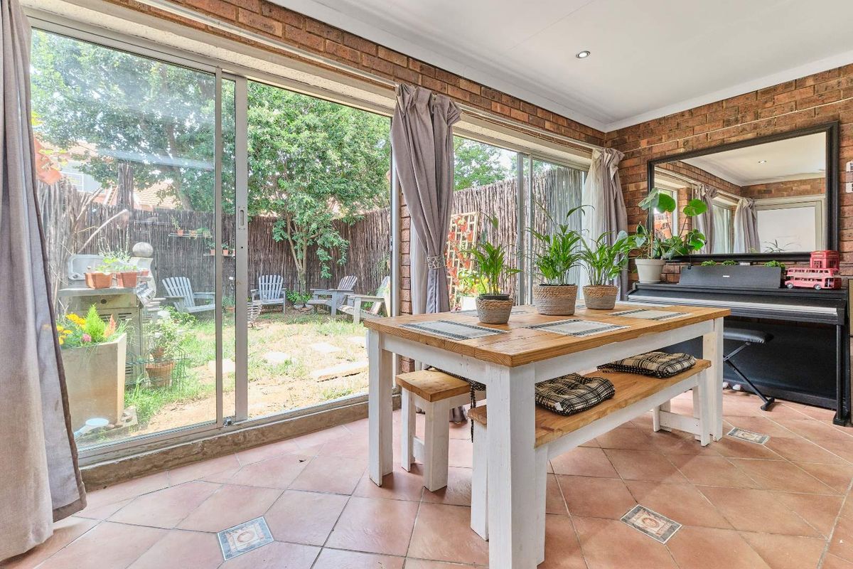 Charming Double-Story Face Brick Townhouse - Photo 5