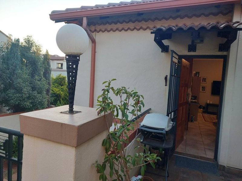 UPMARKET APARTMENT FOR SALE IN SECURITY COMPLEX IN FAERIE GLEN - Photo 4