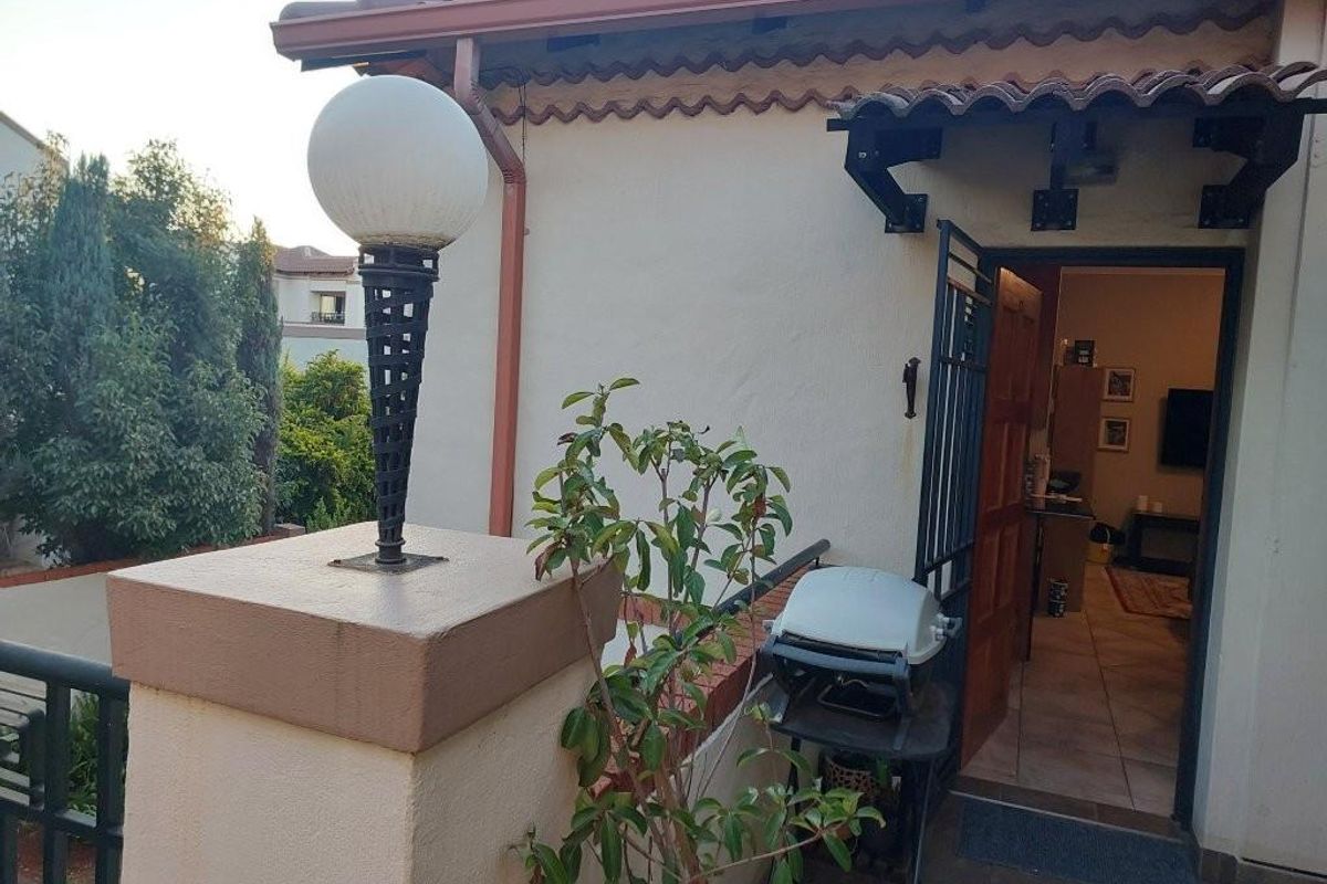 UPMARKET APARTMENT FOR SALE IN SECURITY COMPLEX IN FAERIE GLEN - Photo 4