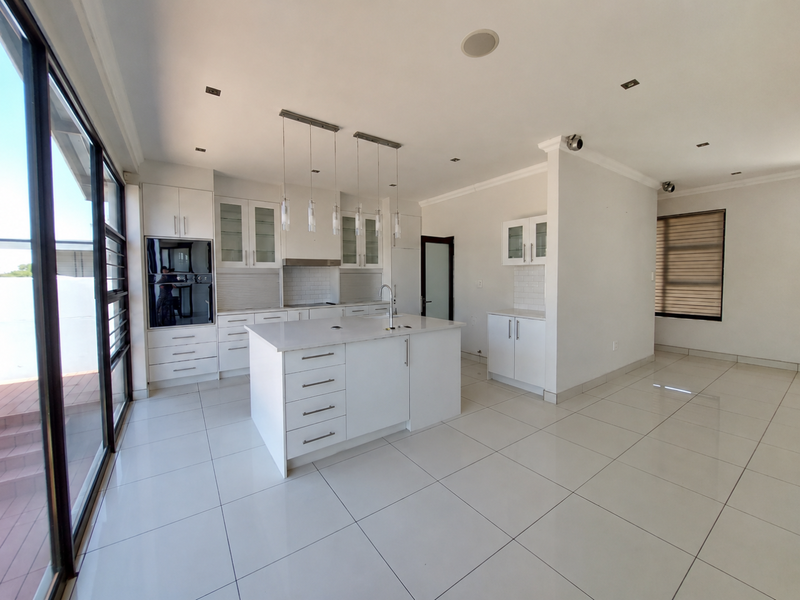 Family home with pool for rent - Photo 2