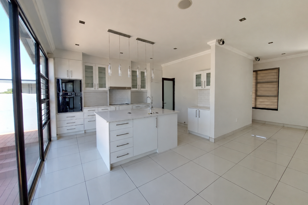 Family home with pool for rent - Photo 2