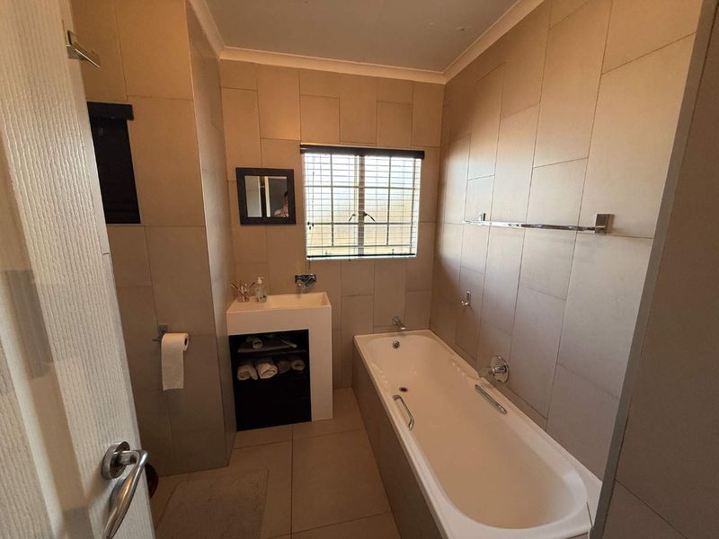 Contemporary 3-Bedroom Upstairs Unit Available in Villa Vista - Photo 9