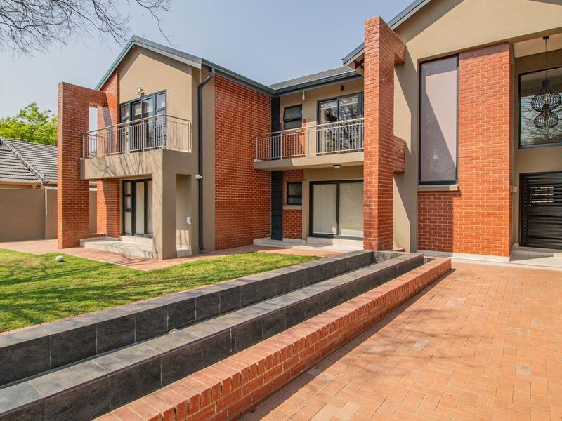 Sophisticated Family Oasis in Prestigious Lakefield! - Photo 9