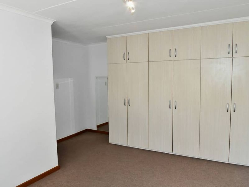 Safe and secure corner unit in small complex, near amenities - Photo 4