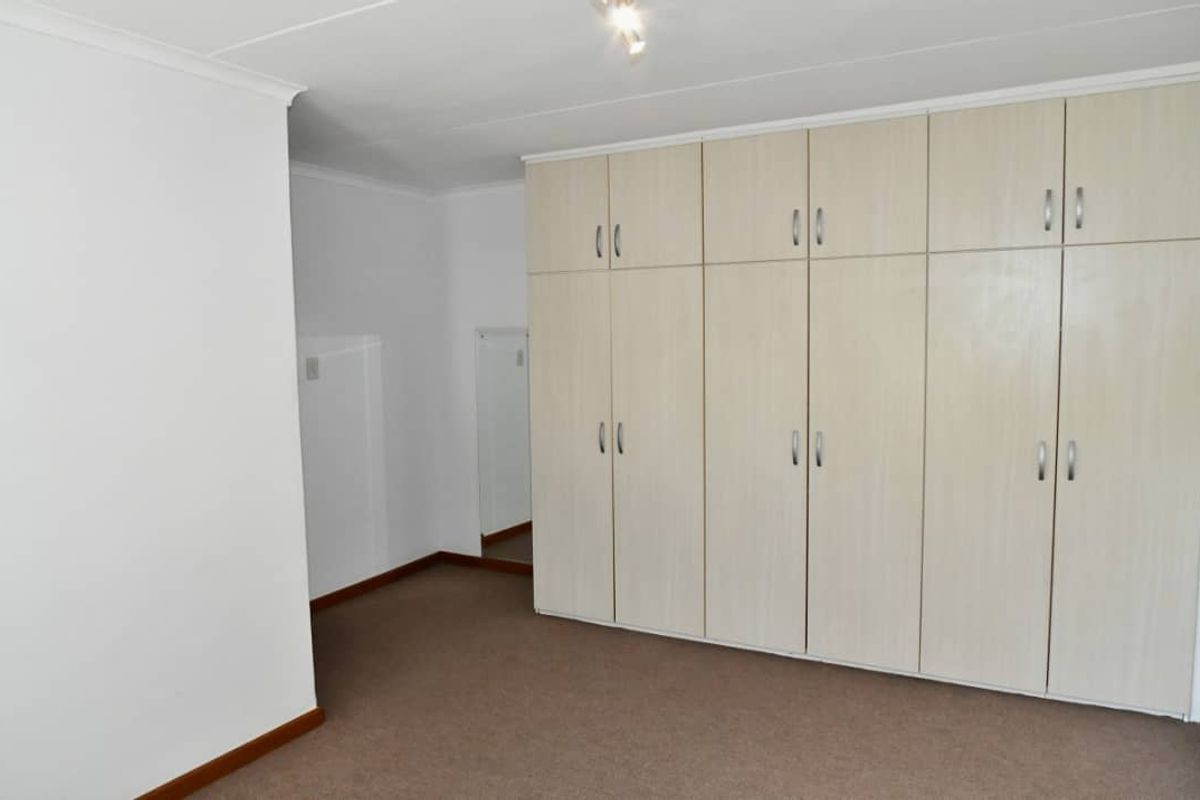 Safe and secure corner unit in small complex, near amenities - Photo 4