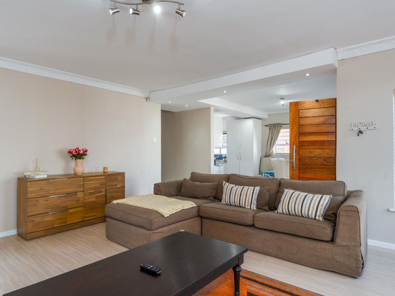 Stylish Family Home Featuring Master Suite, Pool, and Open-Plan Living - Photo 5