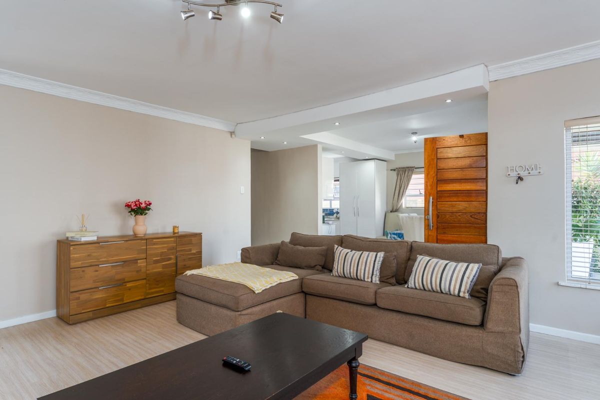 Stylish Family Home Featuring Master Suite, Pool, and Open-Plan Living - Photo 5