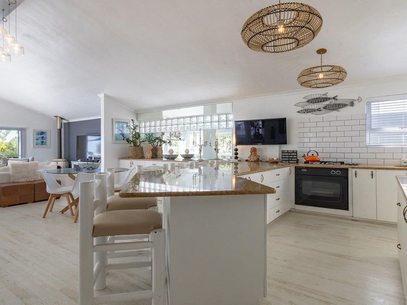 Spacious Coastal Living: 4-Bedroom Family Home for Sale in Grotto Bay - Photo 9