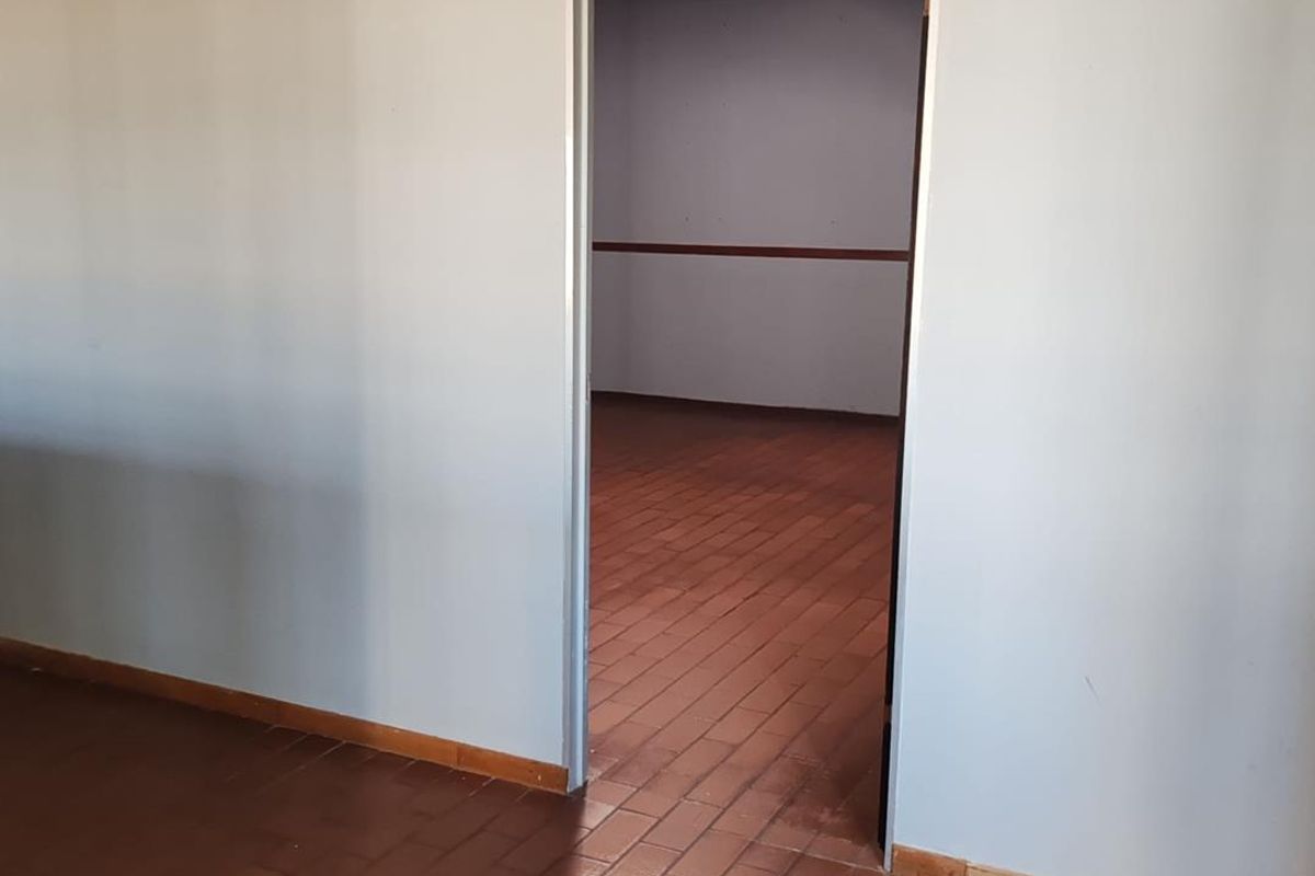 Prime Office Space Available for Lease - Secure and Accessible Location - Photo 4