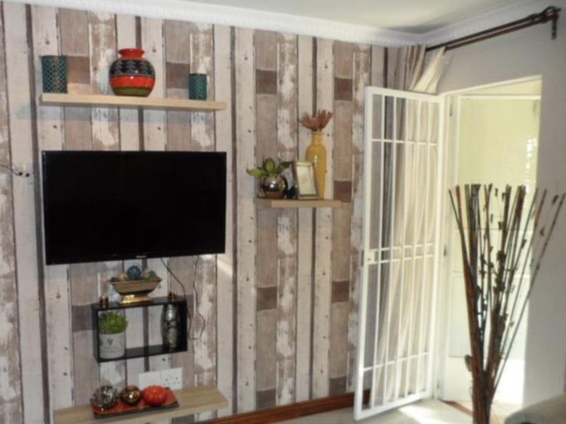 A CHARMING TWO BEDROOM FURNISHED GARDEN APARTMENT - Photo 4