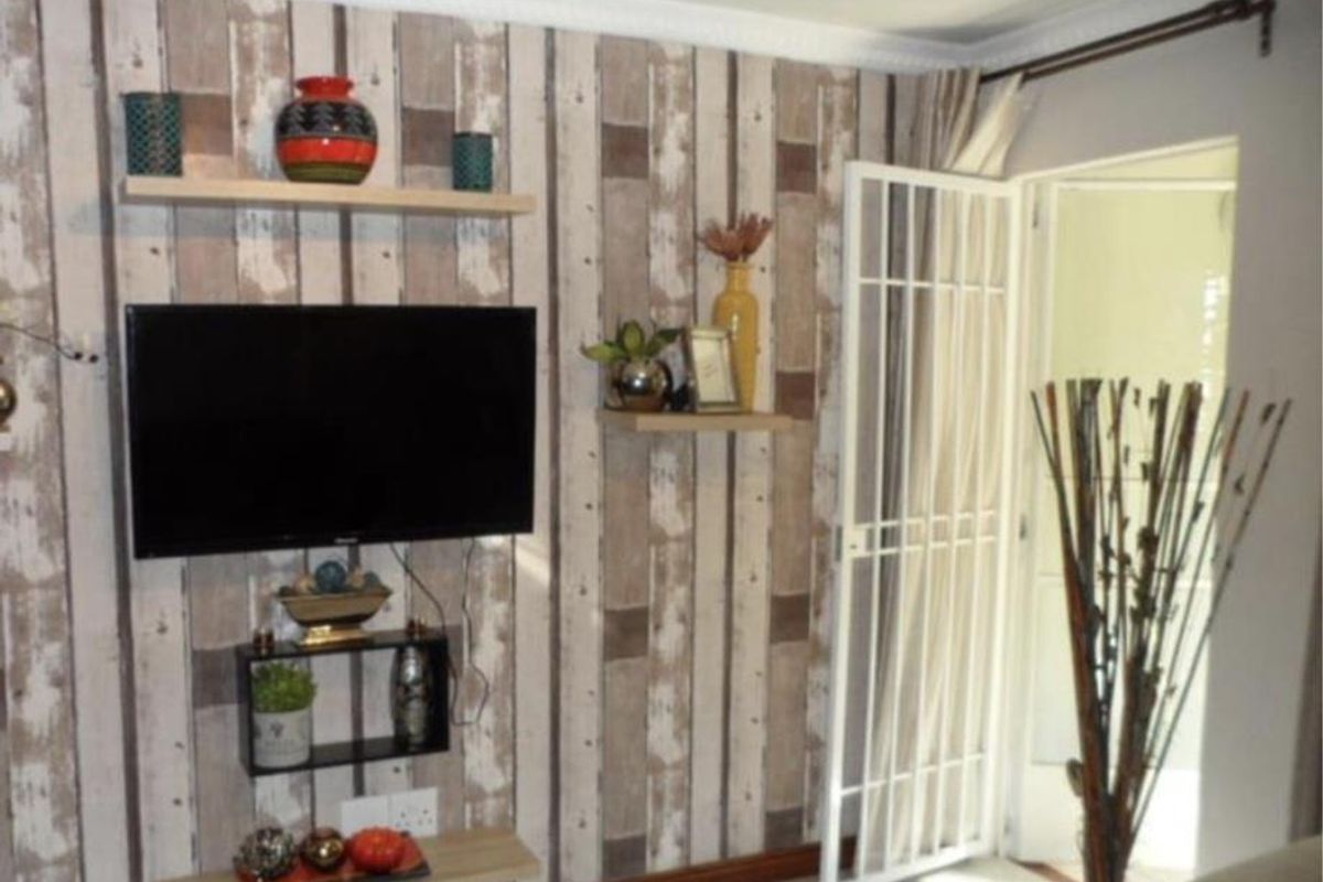 A CHARMING TWO BEDROOM FURNISHED GARDEN APARTMENT - Photo 4