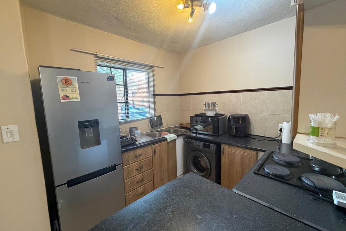 Lovely 2 bedroom ground unit in Mooikloof Ridge for Sale - Photo 4