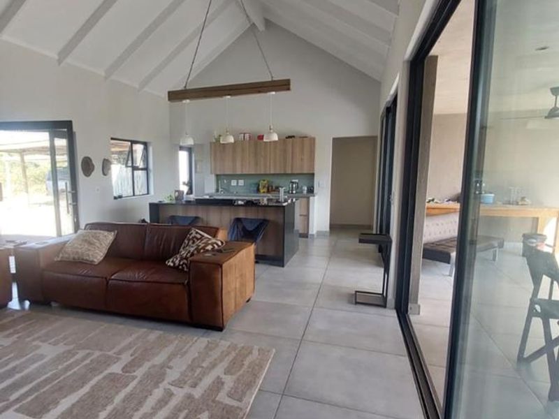 Prime Bushveld Living in Moditlo Wildlife Estate – Furnished Rental - Photo 3