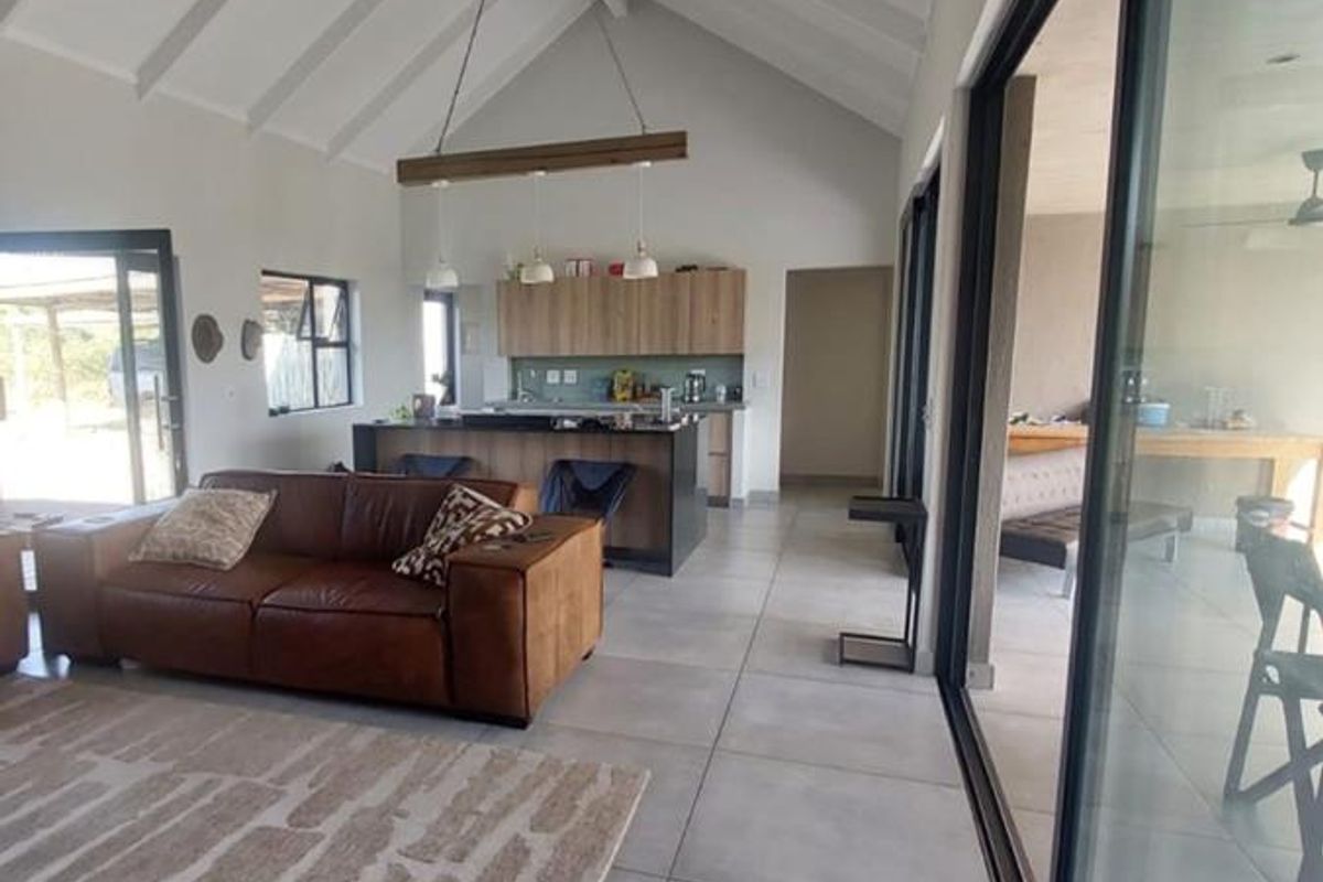 Prime Bushveld Living in Moditlo Wildlife Estate – Furnished Rental - Photo 3
