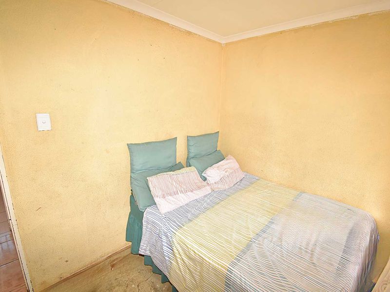 Low Maintenance Facebrick Home - Photo 8