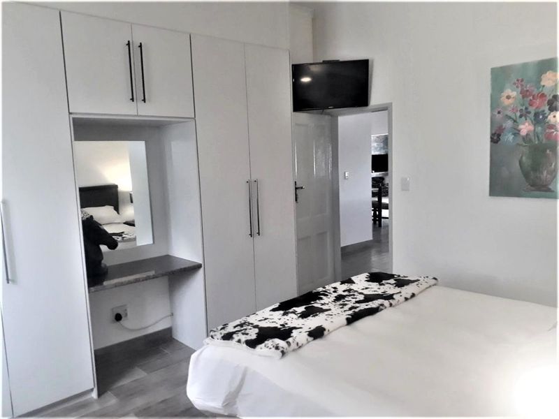 3 Bedroom House with 3 Flats for Sale - Outjo - Photo 5