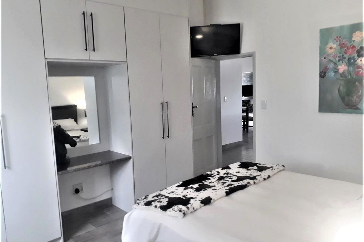 3 Bedroom House with 3 Flats for Sale - Outjo - Photo 5