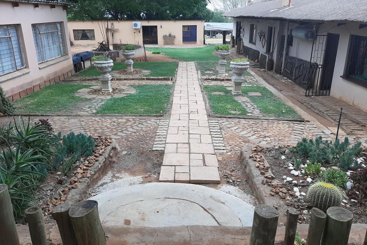 PLOT WITH TWO HOUSES AND FLAT FOR SALE-GROENKLOOF MOOINOOI - Photo 2