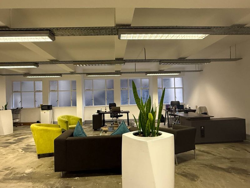 Neat White Boxed office to let in Cape Town CBD - Photo 9