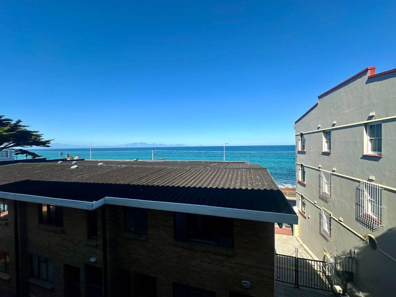 Live On The Water’s Edge: Generous Coastal Living with Endless Sea Views - Photo 2